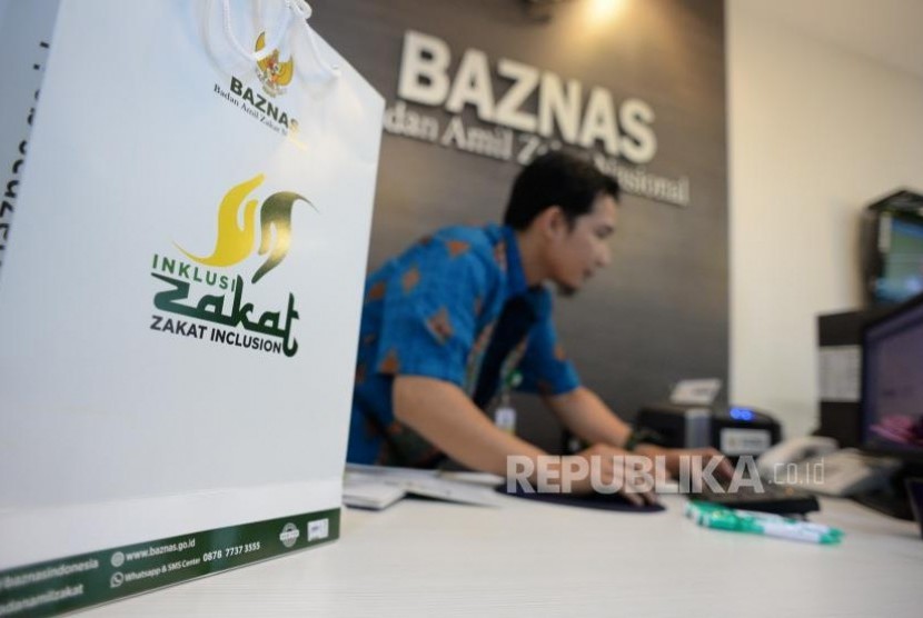 Target Penghimpunan Zakat Baznas. Petugas melayani muzaki membayarkan zakat di kantor palayanan Baznas, Jakarta, Kamis (2/11).