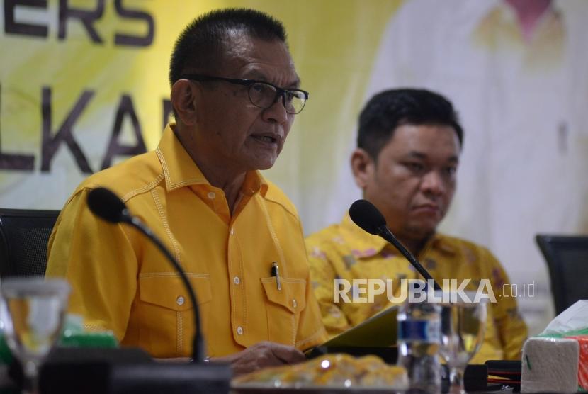 Sekjen Golkar Lodewijk Freidrich Paulus (kiri) memberikan keterangan terkait kasus korupsi yang menimpa Bupati Jombang Nyono Suharli yang juga Ketua DPD Partai Golkar Jawa Timur di Jakarta, Selasa (6/2).