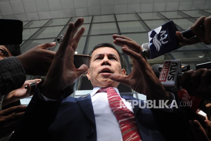 Sekertaris Jendral Partai Demokrat Hinca Panjaitan  memberikan keterangan kepada media usai melakukan kunjungan ke Kantor KPK, Jakarta,Kamis (15/3).