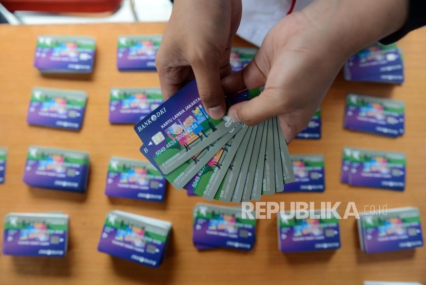 Petugas memperlihatkan Kartu Lansia Jakarta yang akan dibagikan di RPTRA Amanah, Koja, Jakarta, Rabu (24/4).