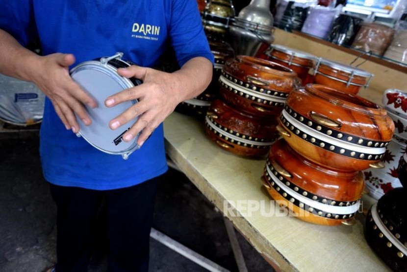Sentra Penjualan Alat Musik Religi. Penjual mencoba alat musik hadrah kepada pembeli pada toko alat musik religi di kawasan Condet, Jakarta, Ahad (29/10).