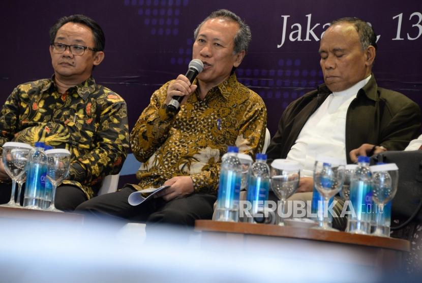 Utusan Khusus Presiden Untuk Dialog dan Kerjasama Antar Agama dan Peradaban (UKP-DKAAP) Syafiq A. Mughni (tengah) bersama para tokoh agama menjadi narasumber dalam refleksi akhir tahun dan proyeksi awal tahun di Jakarta, Kamis (13/12).