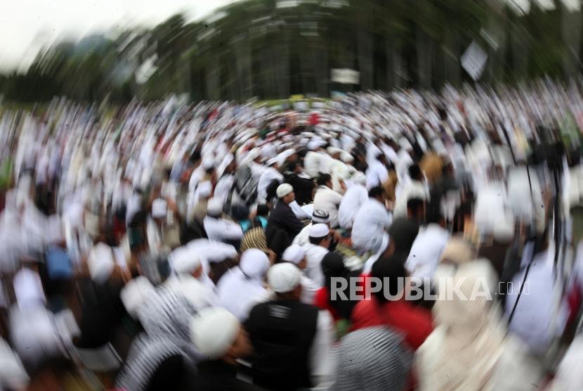 Ribuan umat Islam mengikuti reuni 212 di Monumen Nasional, Jakarta, Sabtu (2/12).