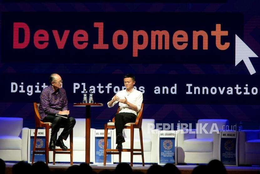 Perkembangan dan Inovasi Digital Ekonomi. Presiden Bank Dunia Yong Kim (kiri) bersama pendiri Alibaba Group Jack Ma menjadi nara sumber saat diskusi di sela Pertemuan Tahunan IMF - Bank Dunia 2018 di Nusa Dua, Bali, Jumat (12/10).