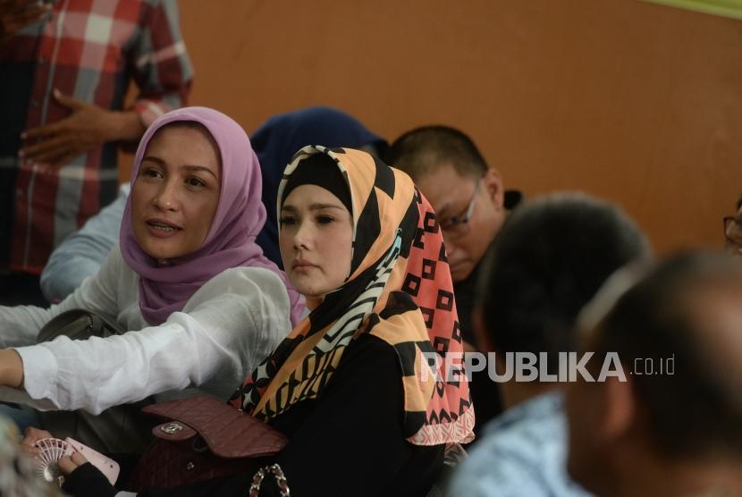 Vonis 1,6 Tahun Ahmad Dhani. Istri musisi Ahmad Dhani, Mulan Jameela hadir dalam sidang putusan kasus ujaran kebencian di Pengadilan Negeri Jakarta Selatan, Senin (28/1/2019).