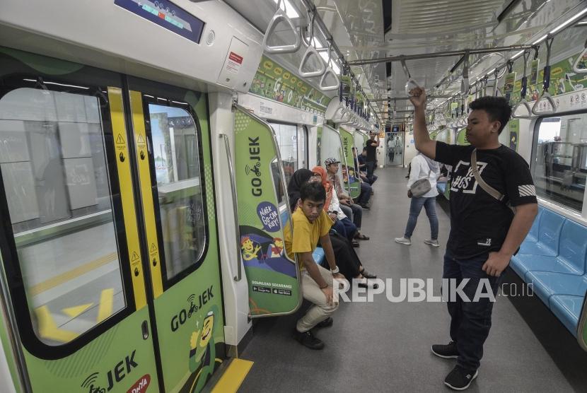 Sejumlah masyarakat menaiki kereta MRT (Mass Rapid Transit)  di stasiun Lebak Bulus, Jakarta Selatan, Senin (13/5).