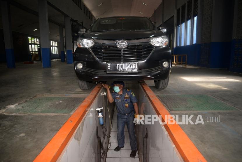 Petugas melakukan aktivitas uji KIR gratis pada kendaraan di Unit Pelayanan Teknis Daerah Pengujian Kendaraan Bermotor (UPTD PKB) Dinas Perhubungan Kota Tangerang, Banten, Selasa (6/3).