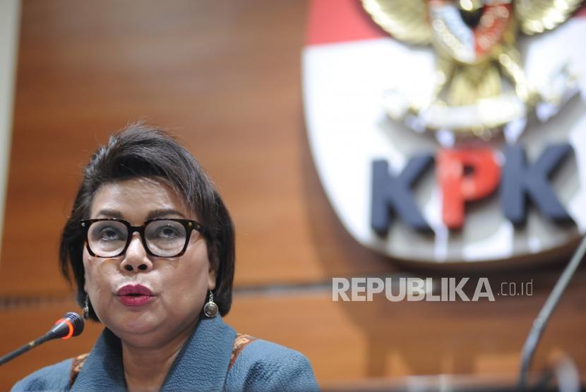 Wakil Ketua KPK Basaria Panjaitan,  memberikan keterangan kepada media saat melakukan konfrensi pers   terkait OTT PN Tangerang di Gedung KPK, Jakarta, Selasa (13/3).