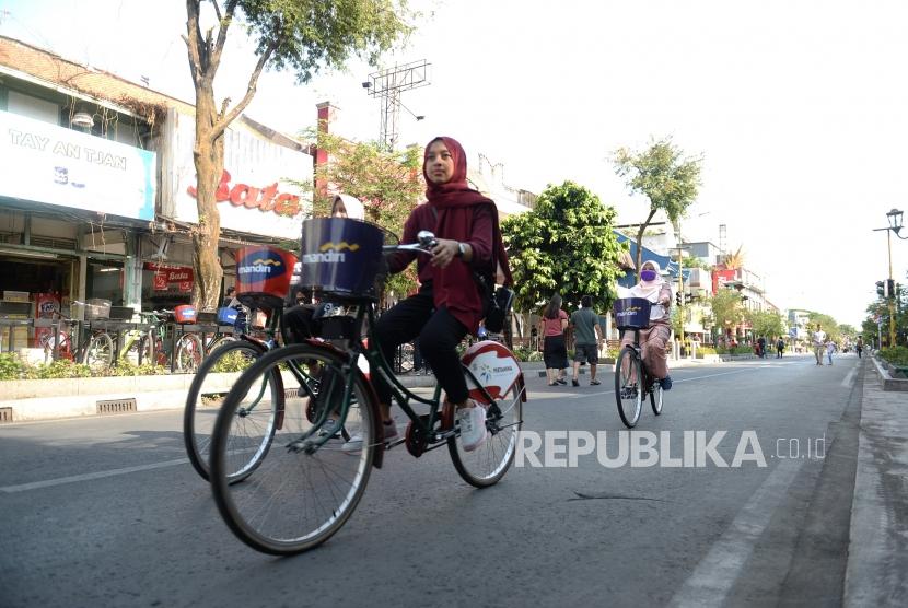 Jogjabike Ramai Disewa. Wisatawan menyewa sepeda Jogjabike di Malioboro, Yogyakarta, Selasa (1/10/2019).