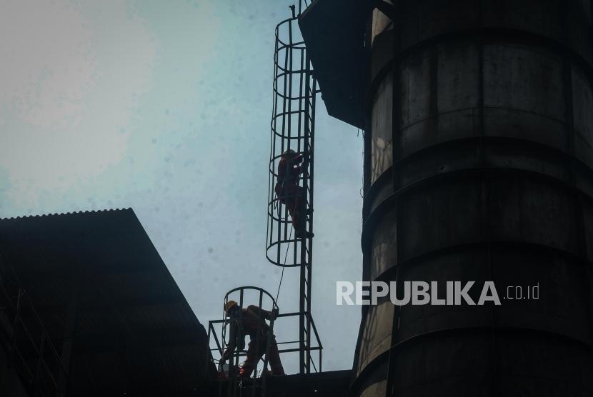 Petugas laboratorium Dinas Lingkungan Hidup DKI Jakarta saat mengecek cerobong asap di pabrik peleburan baja PT Hong Xin Steel, Cakung, Jakarta, Kamis (8/8).