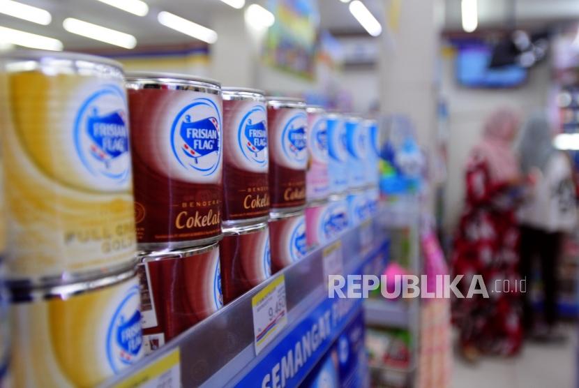 Sejumlah produk susu kental manis dijual di salah satu mini market di Bekasi, Jawa Barat, Sabtu (7/7).