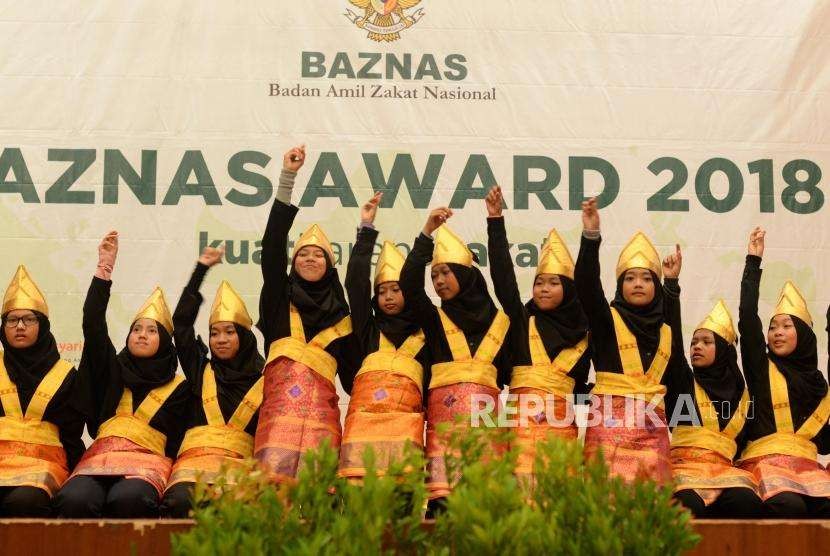 Penampilan tari tradisional dalam acara Baznas Award 2018 di  Jakarta, Jumat (7/9).