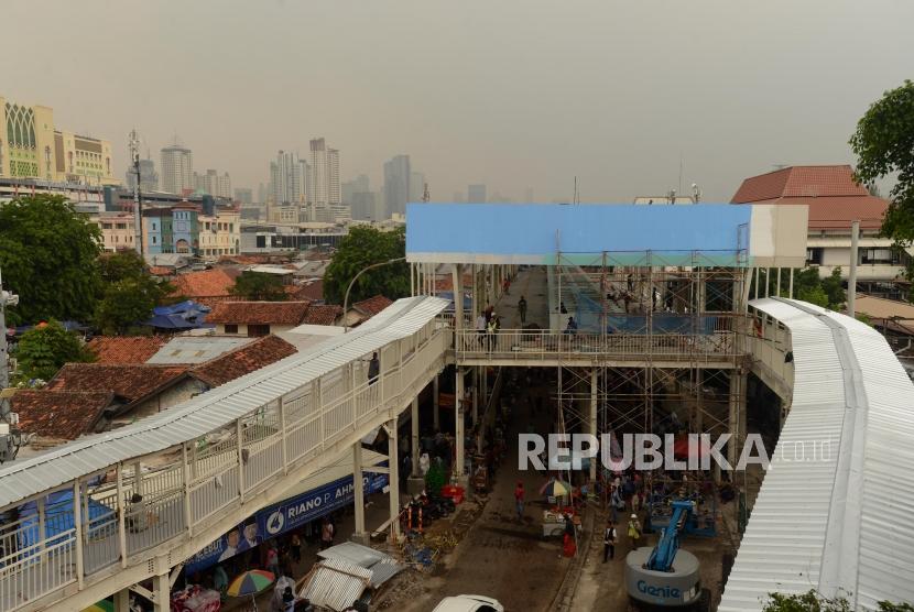 Suasana pembangunan jembatan multiguna atau skybridge di kawasan Tanah Abang, Jakarta Pusat, Rabu (7/11).