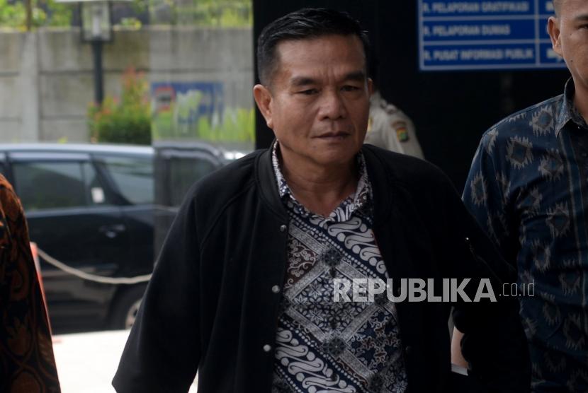 Bupati Bengkulu Selatan Dirwan Mahmud dikawal petugas saat tiba di Gedung Merah Putih Komisi Pemberantasan Korupsi (KPK), Jakarta, Rabu (16/5).