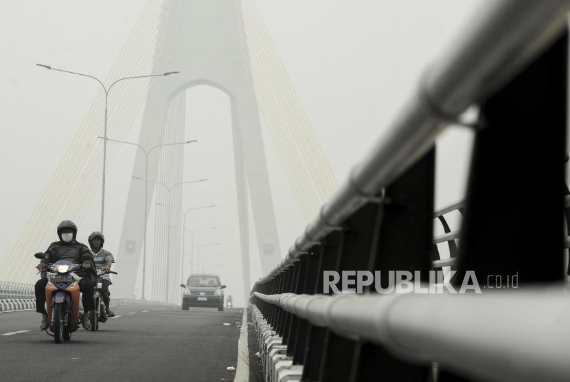Sejumlah kendaraan melintasi Jembatan Siak IV, Pekanbaru, Riau (ilustrasi)