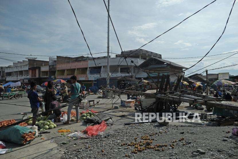 Pedagang menjajakan dagangannya di pinggir jalan Kacang Panjang, Manonda, Palu, Sulawesi Tengah, Ahad (7/10).