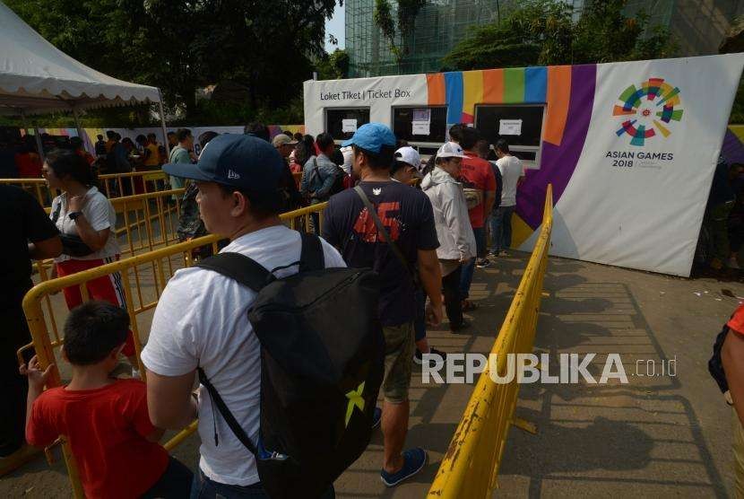 Penonton  melakukan antre di gerbang tiket  opening ceremony  Asian Games 2018, di  kompleks Gelora Bung Karno Jakarta, Sabtu (18/8).