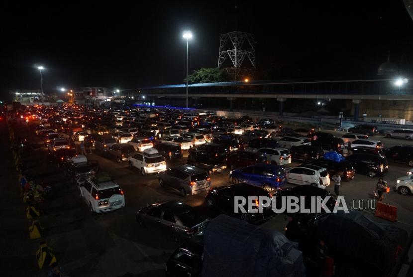 Sejumlah kendaraan menunggu memasuki kapal untuk menyeberang di Pelabuhan Merak, Banten, Sabtu (9/6) dini hari. 