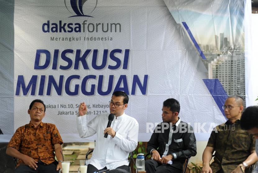 Diskusi. Pengamat Hukum Universitas Al Azhar  Suparji Ahmad, Direktur Pusat Studi dan Pendidikan HAM UHAMKA Maneger Nasution  , Abrar Pengurus Pemuda Muhammadiyah, Sekjen Partai Amanat Nasional Eddy Soeparno  (kiri ke kanan) dalam  dalam diskusi LGBT di Jakarta, Jumat (26/1).