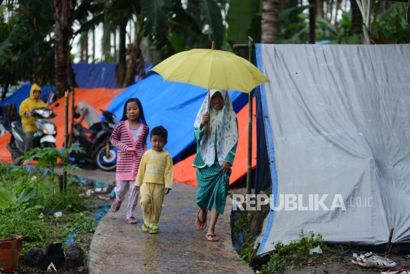 Sejumlah pengungsi beraktivitas di kawasan Rajabasa, Lampung Selatan, Kamis (27/12).