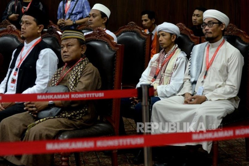Sejumlah tamu mengikuti sidang perdana permohonan uji meteri Perppu No 2 tahun 2017 tentang Organisasi Kemasyarakatan di gedung Mahkamah Konstitusi, Jakarta, Rabu (26/7).