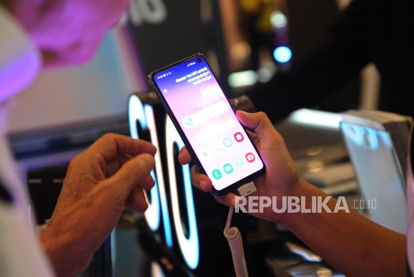 Harga ponsel second. Samsung Galaxy S10 series pun terdepresiasi hingga 50 persen sebulan setelah diluncurkan.