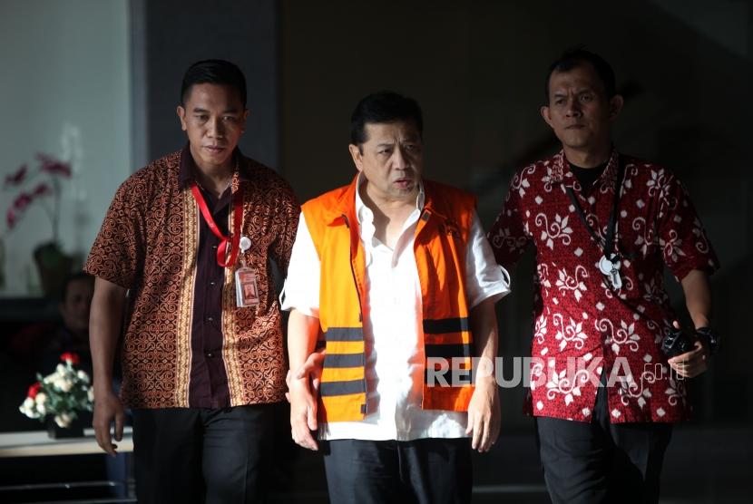 Tersangka kasus korupsi KTP Elektronik Setya Novanto (tengah)