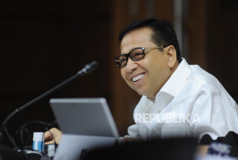 Terdakwa kasus korupsi pengadaan KTP elektronik Setya Novanto tersenyum saat mendengarkan keterangan saksi dalam sidang lanjutan di Pengadilan Tipikor, Jakarta, Kamis (22/2).