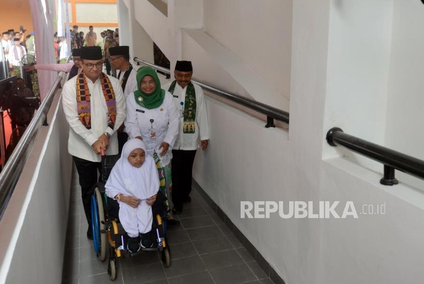 Gubernur DKI Jakarta Anies Baswedan meninjau fasilitas ramah disabilitas saat peresmian sekolah di SDN 01 Pondok Labu, Jakarta, Jumat (8/3).