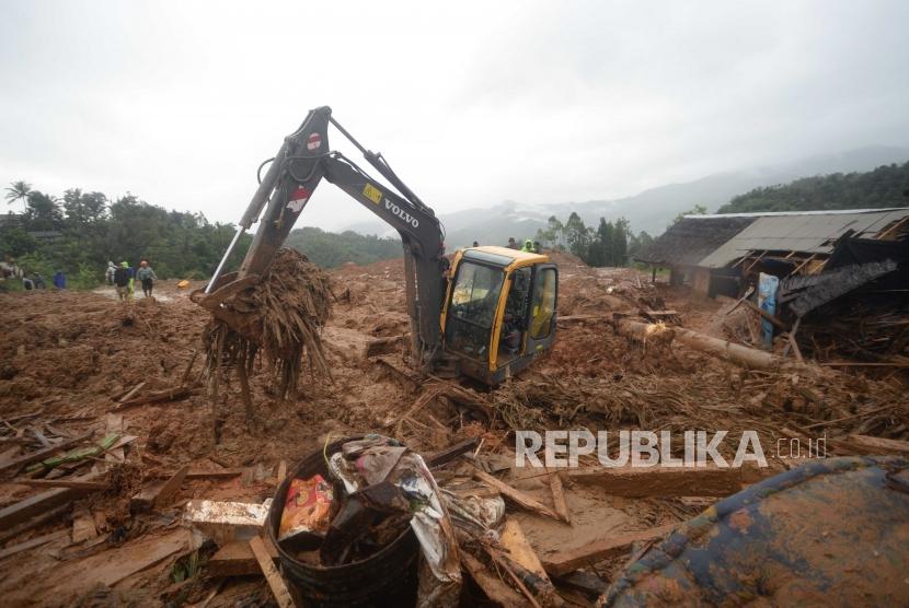 Proses pencarian korban longsor di dusun Cimapag, Desa Sinaresmi, Cisolok, Sukabumi, Jawa Barat, Selasa (1/1).