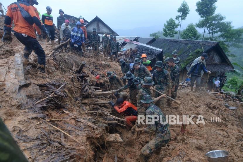 Tim Gabungan mencari korban dibawah longsoran di dusun Cimapag, Desa Sinaresmi, Cisolok, Sukabumi, Jawa Barat, Selasa (1/1).