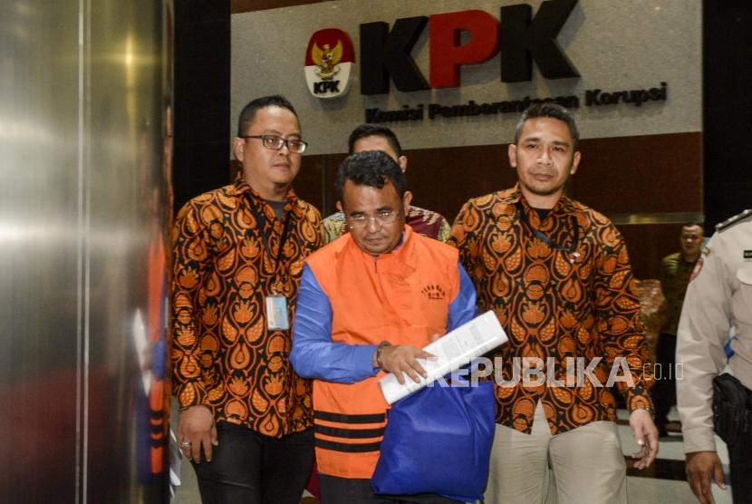 Bupati Bengkayang Suryadman Gidot memakai rompi oranye usai menjalani pemeriksaan di Gedung KPK, Jakarta, Rabu (4/9).