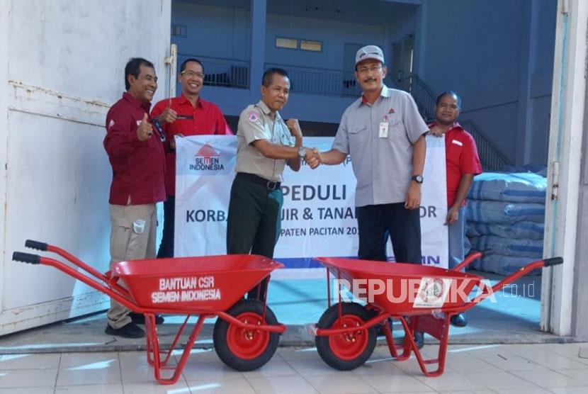 KeKepala Biro PKBL Semen Indonesia, Febriwan menyerahkan secara simbolis bantuan untuk korban bencana di Pacitan. 