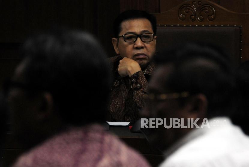 Terdakwa kasus korupsi pengadaan KTP elektronik Setya Novanto (tengah) saat menjalani sidang lanjutan di Pengadilan Tipikor, Jakarta, Senin (26/2).