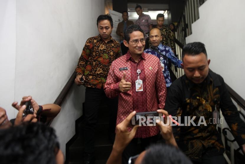 Wakil Gubernur DKI Jakarta Sandiaga Uno berjalan keluar ruangan seusai menjalani pemeriksaan dalam kasus dugaan penipuan dan penggelapan tanah di Direktorat Reserse Kriminal Umum Polda Metro Jaya, Jakarta, Kamis (18/1).