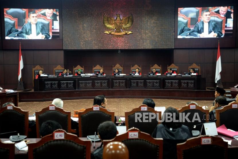 Ketua Mahkamah Konstitusi (MK) Anwar Usman memimpin sidang Perselisihan Hasil Pemilihan Umum (PHPU) sengketa Pilpres 2019 di Gedung Mahkamah Konstitusi, Jakarta, Jumat (21/6).