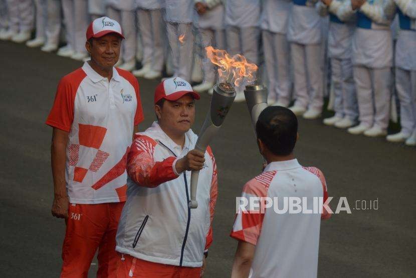 Ketua Inasgoc, Erick Thohir menerima api dari Presiden Republik Indonesia, Joko Widodo dalam acara Torch Relay Asian Games 2018 di  Istana Merdeka, Jakarta, Jumat (17/8).