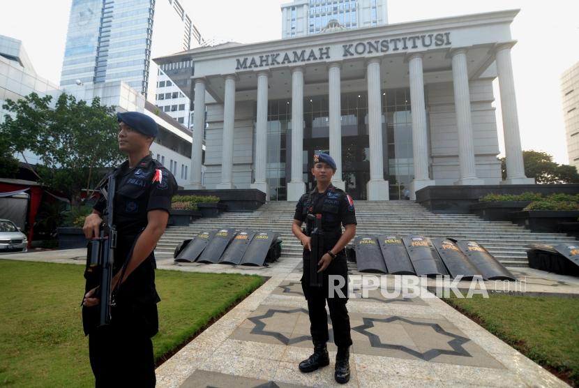 Anggota Brimobsaat berjaga di depan Gedung Mahkamah Konstitusi, Jakarta, Kamis (13/6).