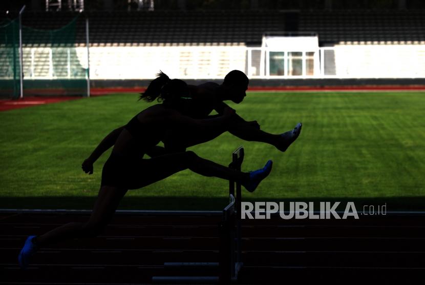 Tim atlet lari melakukan latihan lari gawang di Stadion Madya, Senayan, Jakarta (ilustrasi)