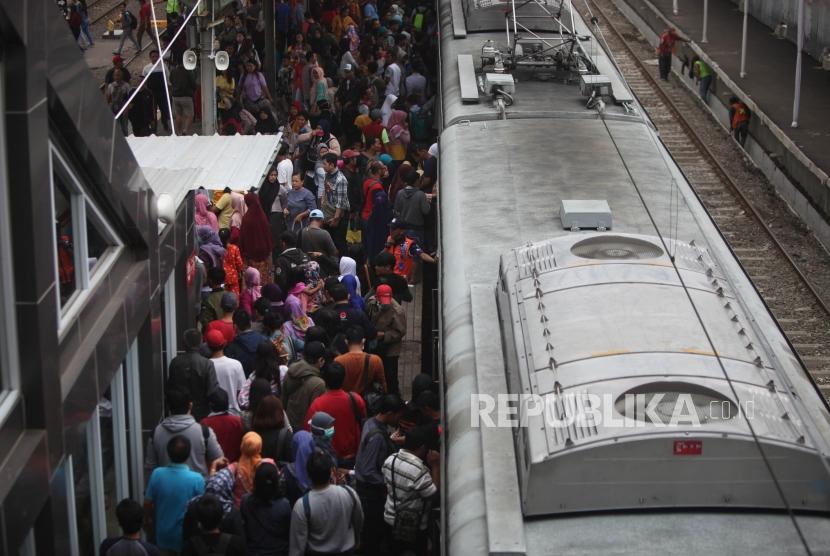 [Ilustrasi] Antrean penumpang saat berpindah kereta rel listrik (KRL) di peron Stasiun Duri, Jakarta.