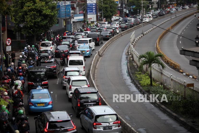 Antrean kendaraan saat melintas di Ruas Jalan Mampang, Jakarta, Rabu (31/1).