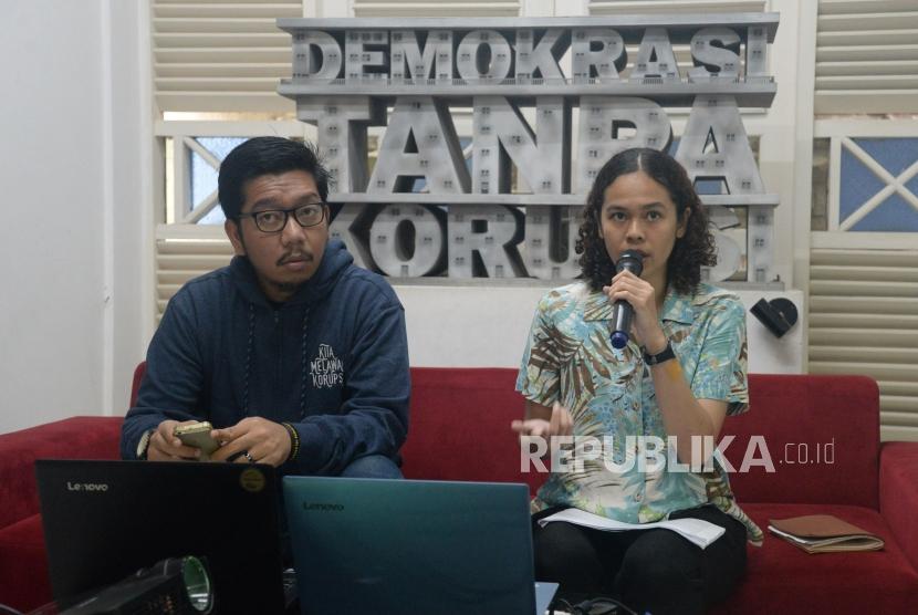 Peneliti ICW Lola Ester (kanan) bersama Kurnia Ramadhana memberikan keterangan terkait hasil pemantauan tren vonis korupsi tahun 2018 di Kantor ICW, Jakarta, Ahad (28/4).