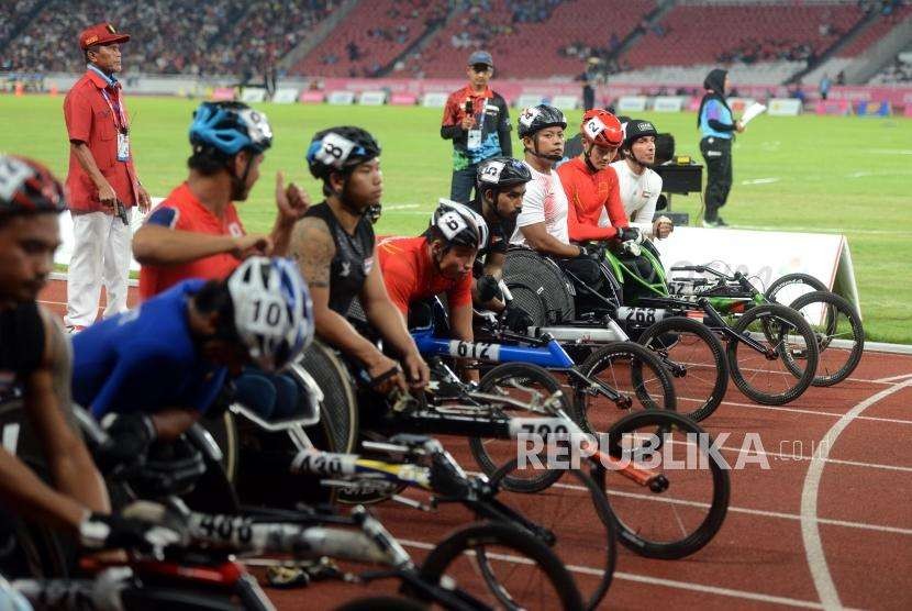 Sejumlah atlet bersiap memacu kursi rodanya pada babak final para atletik nomor 5000 meter putra T53/54 Asian Para Games 2018 di Stadion Utama Gelora Bung Karno, Jakarta,Jumat (12/10).