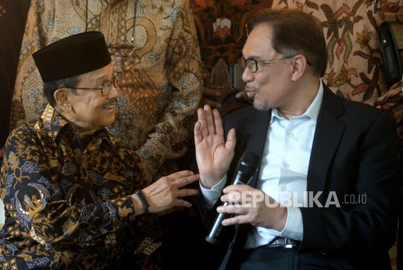 Presiden ketiga RI BJ Habibie (kiri) berbincang dengan mantan Wakil Perdana Menteri Malaysia Anwar Ibrahim seusai melakukan pertemuan di Jakarta, Ahad (20/5).