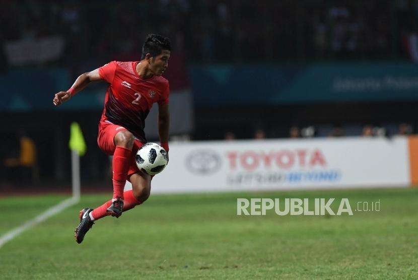 Pesepakbola Indonesia  I putu Gede Juni Antara menerima bola  melawan Hongkong China dalam pertandingan penyisihan grup Sepakbola Asian Games 2018 di Stadion Patriot Candrabhaga, Bekasi, Jawa  Barat, Senin (20/8).