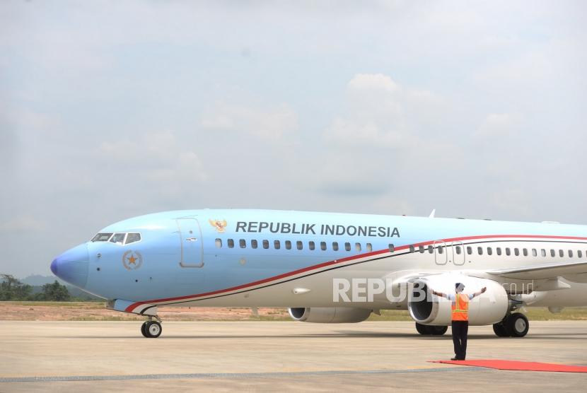 Mendarat Pertama Kali. Pesawat Kepresidenan Republik Indonesia mendarat pertama kali di Bandara APT Pranoto, Samarinda, Kalimantan Timur, Kamis (25/10).
