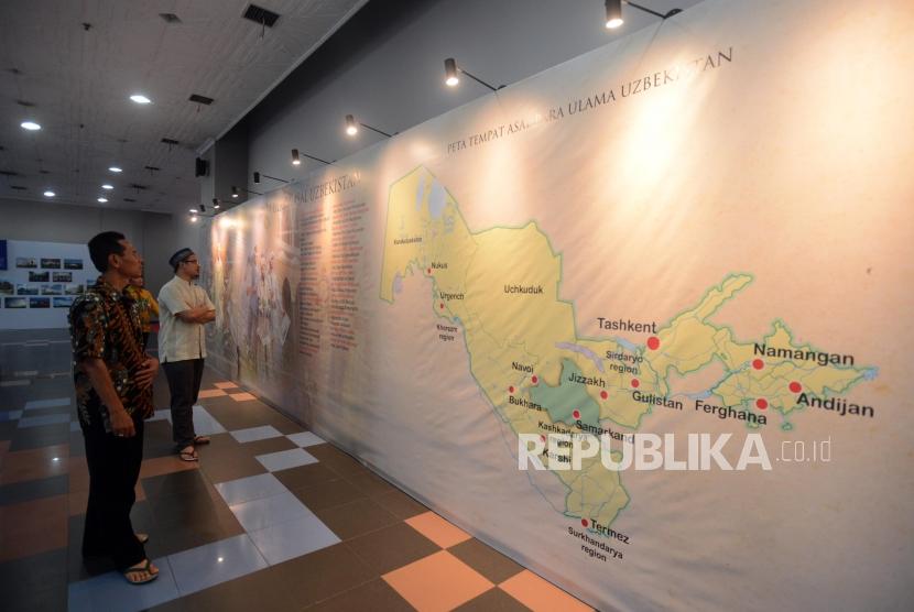 Pengunjung melihat peta tempat asal ulama Uzbekistan yang saat pameran foto Uzbekistan di Gedung Bayt Al-Quran TMII, Jakarta, Jumat (8/2).