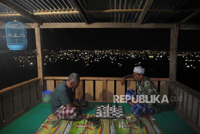 Listrik Kota Palu : Pengungsi bermain catur untuk mengisi waktu di lokasi pengungsian di wilayah Balaroa, Palu, Sulawesi Tengah, Senin (8/10).
