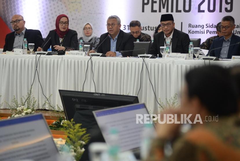 Ketua Komisi Pemilihan Umum (KPU) Arief Budiman didampingi para Komisioner KPU memimpin Rapat Pleno Terbuka Penetapan Kursi dan Calon Terpilih Anggota DPR dan DPD Pemilu 2019 di Jakarta, Sabtu (31/8).