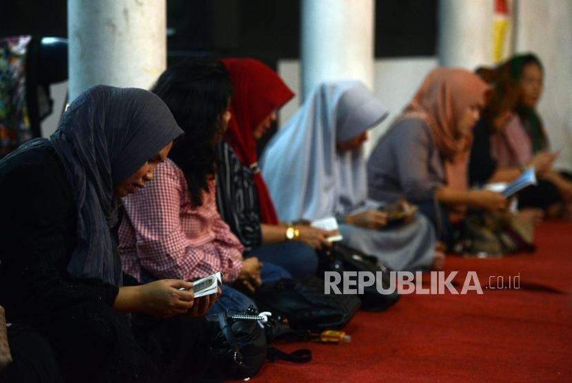 Sejumlah warga yang tergabung dalam Komunitas Masyarakat Sulawesi Tengah melaksanakan doa bersama untuk korban bencana gempa dan tsunami Palu di Anjungan Sulawesi Tengah, Taman Mini Indonesia Indah, Jakarta, Sabtu (29/9).